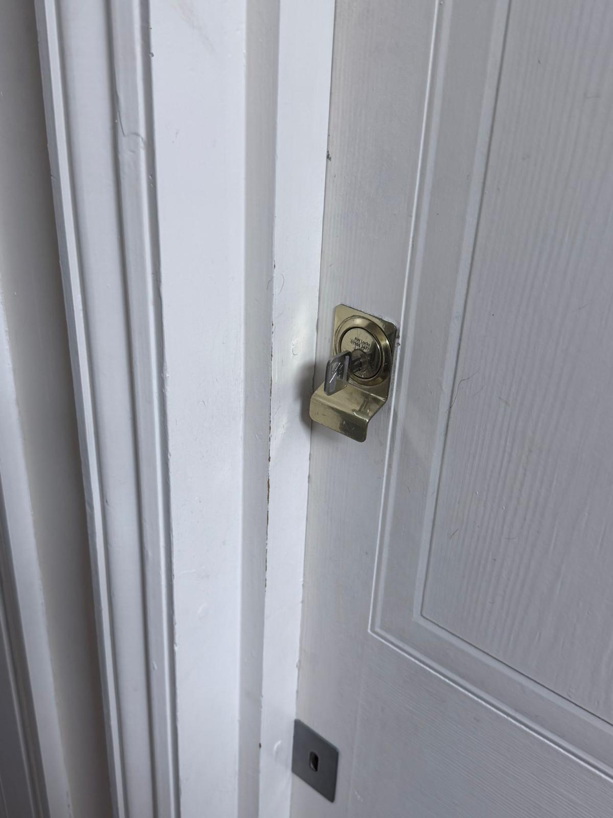 Rim lock fitted to a door edge